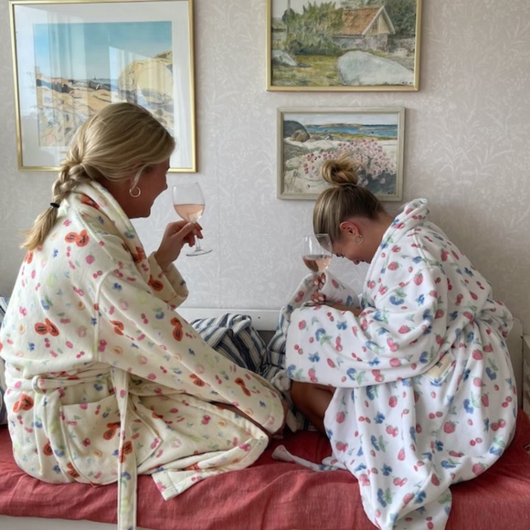 Djerf Avenue Berries Robe M (sold out final drop) NEW - Picture 2 of 3